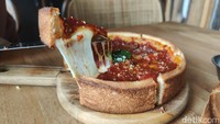 Pizza 6,5 inchi ini dapat dibagi menjadi 6 potong bagian. Menu Classic pizza merupakan yang paling sederhana tanpa banyak isian. Foto: detikcom