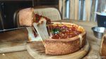 Mantap! Ada Pizza Chicago yang Kejunya Mulur Gurih