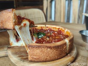 Puas Makan Pizza ala Amerika: Crush Tebal, Keju Melimpah
