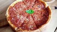 Saat dipotong, keju mozarellanya begitu mulur bahkan bisa diangkat hingga tinggi. Di bagian atasnya diberi olesan saus marinara yang terasa pekat tomatnya. Foto: detikcom