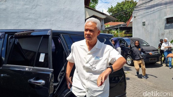 Capres nomor urut 03, Ganjar Pranowo saat mengunjungi rumah Butet Kartaredjasa di Kasihan, Bantul, Sabtu (17/2/2024).