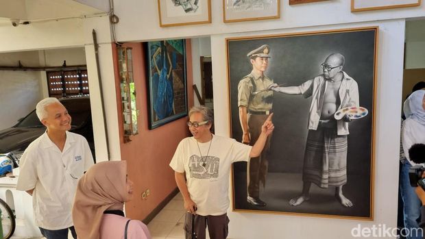 Capres nomor urut 03, Ganjar Pranowo saat mengunjungi rumah Butet Kartaredjasa di Kasihan, Bantul, Sabtu (17/2/2024).