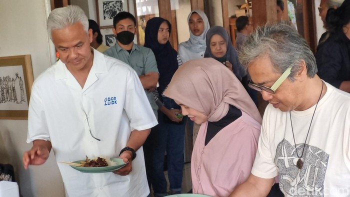 Capres nomor urut 03, Ganjar Pranowo saat mengunjungi rumah Butet Kartaredjasa di Kasihan, Bantul, Sabtu (17/2/2024).