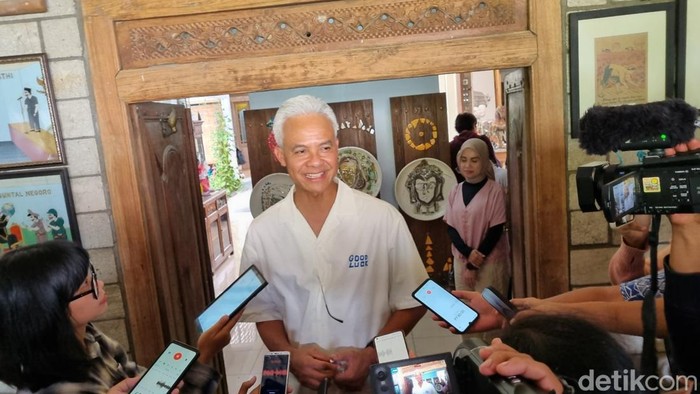 Ganjar Pranowo di rumah Butet Kartaredjasa, Sabtu (17/2/2024).