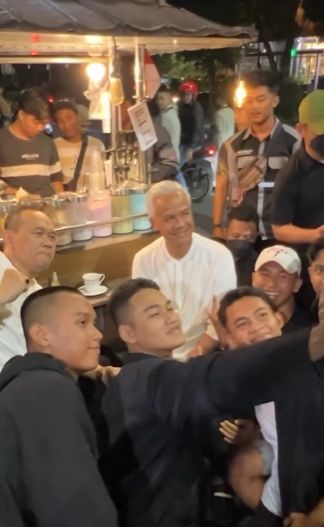 Sekembalinya ke Semarang, Ganjar Pranowo minum kopi di warung pinggir jalan