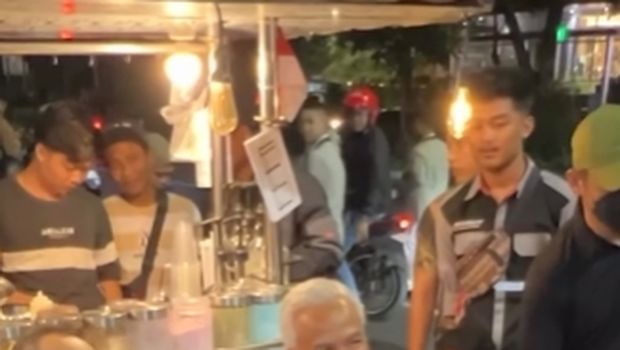 Pulang ke Semarang, Ganjar Pranowo Ngopi di Warung Kaki Lima