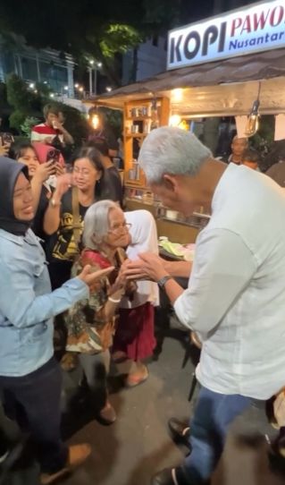 Sekembalinya ke Semarang, Ganjar Pranowo minum kopi di warung pinggir jalan