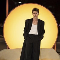 Para pria pun tak kalah memukau. Austin Butler mengandalkan kombinasi kaus, coat panjang, dan celana high-waist dari Gucci. (Foto: Vianney Le Caer/Invision/AP)