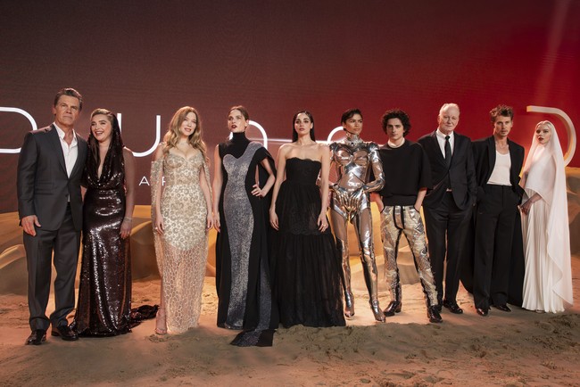 Para pemeran di film ‘Dune: Part Two’ berkumpul di Leicester Square, London, Inggris, untuk menghadiri pemutaran perdana film tersebut, Kamis (15/2/2024). Dengan gaya masing-masing yang memukau di karpet merah ‘padang pasir’, pemandangannya bak catwalk London Fashion Week yang juga sedang berlangsung. (Foto: Vianney Le Caer/Invision/AP)