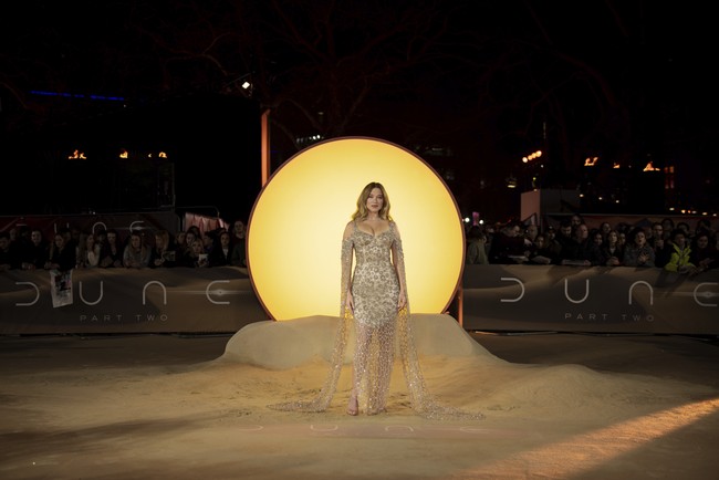 Sebagai wajah Louis Vuitton, Lea Seydoux tentu muncul dalam balutan gaun keluaran rumah mode Prancis tersebut. Gaun penuh detail embellishment itu memiliki lengan panjang dramatis. (Foto: Vianney Le Caer/Invision/AP)