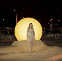Sebagai wajah Louis Vuitton, Lea Seydoux tentu muncul dalam balutan gaun keluaran rumah mode Prancis tersebut. Gaun penuh detail embellishment itu memiliki lengan panjang dramatis. (Foto: Vianney Le Caer/Invision/AP)