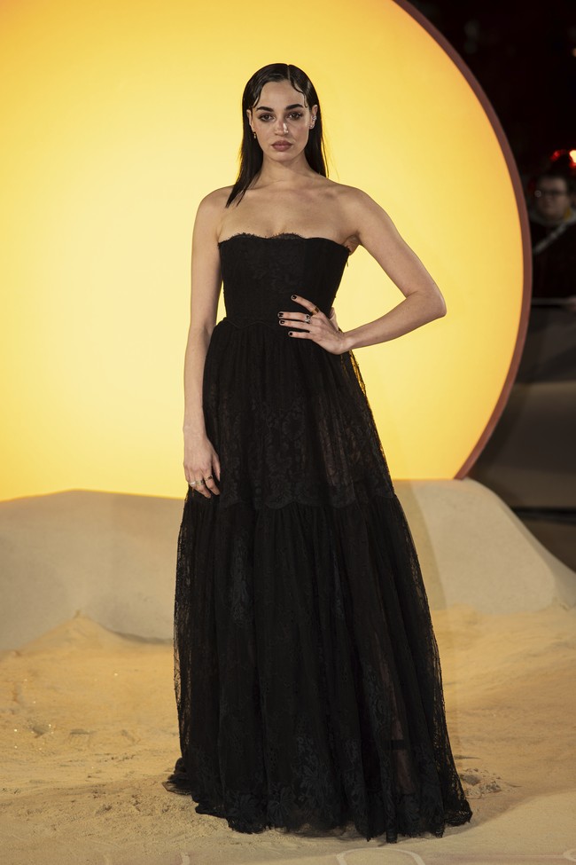 Aktris Souheila Yacoub mengenakan gaun hitam dari koleksi Dior Resort 2023. Material lace sukses memancarkan aura feminin aktris Prancis tersebut. (Foto: Vianney Le Caer/Invision/AP)