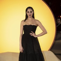 Aktris Souheila Yacoub mengenakan gaun hitam dari koleksi Dior Resort 2023. Material lace sukses memancarkan aura feminin aktris Prancis tersebut. (Foto: Vianney Le Caer/Invision/AP)