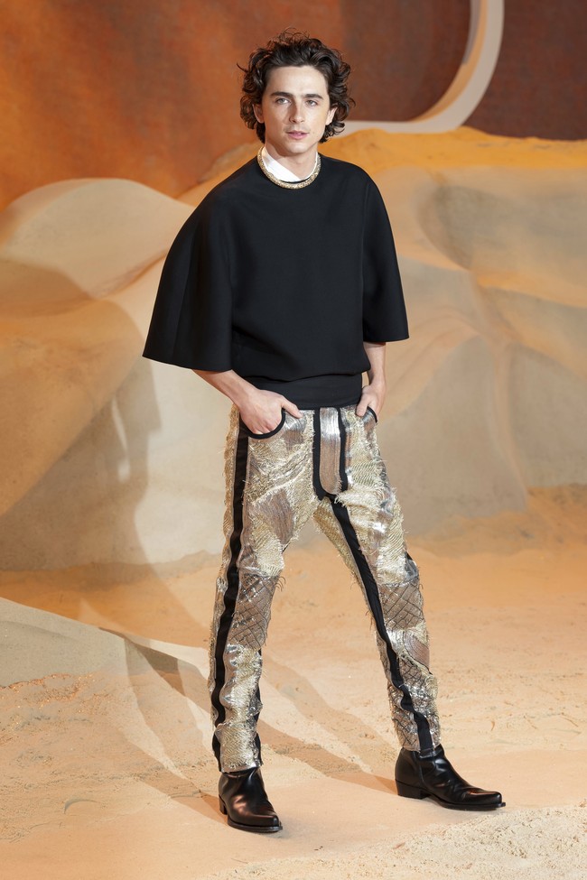 Timothee Chalamet tetap loyal dengan label kesayangannya, Haider Ackermann. Celana berhiaskan detail silver mengilap menjadi statement yang penuh gaya. (Foto: Scott A Garfitt/Invision/AP)