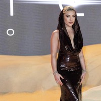 Gaun Valentino lagi-lagi kembali menjadi pilihan aktris Florence Pugh. Kali ini, ia memakai gaun berwarna burgundy berlapis sequin nan mengkilap, berpenutup kepala. (Foto: Scott A Garfitt/Invision/AP)