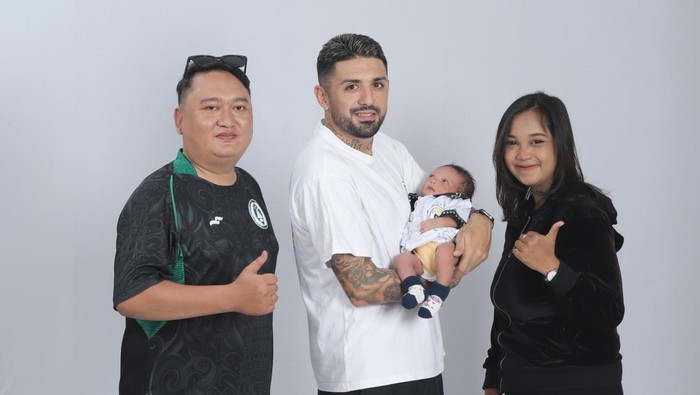 Gelandang asing PSS Sleman Jonathan Bustos dan suporter yang menamai anaknya Bustos. Foto diunggah Sabtu (17/2/2024).