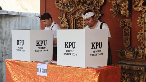 I Gede Ghumi Asvatham (kanan) saat menggunakan hak pilihnya, Rabu (14/2/2024).