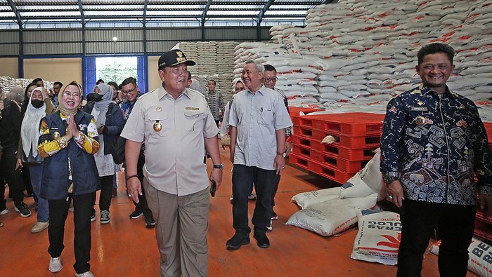 Gubernur Lampung Arinal Djunaidi tinjau ketersediaan beras.