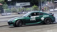 Subaru seri BRZ hadir dalam ajang drifting ini.