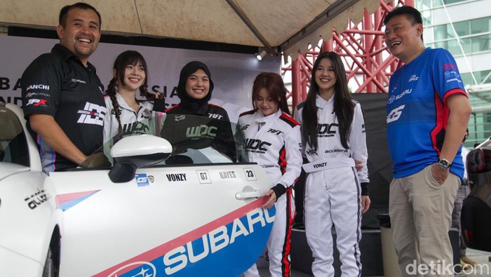 Indonesia Drift Series Meriahkan IIMS 2024 Indonesia Drift Series 2024 hadir memeriahkan IIMS 2024. Ajang ini didukung oleh IMI dan pabrikan otomotif asal Jepang, Subaru.