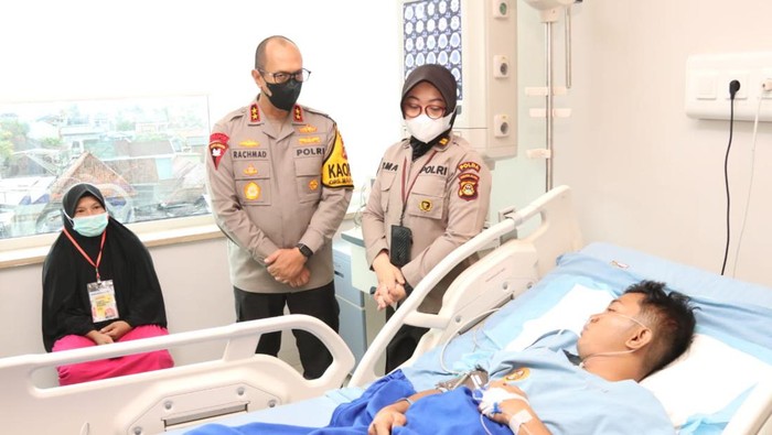 Kapolda Sumsel Irjen Pol A Rachmad Wibowo saat menjenguk personel PAM Pemilu 2024 yang sakit.