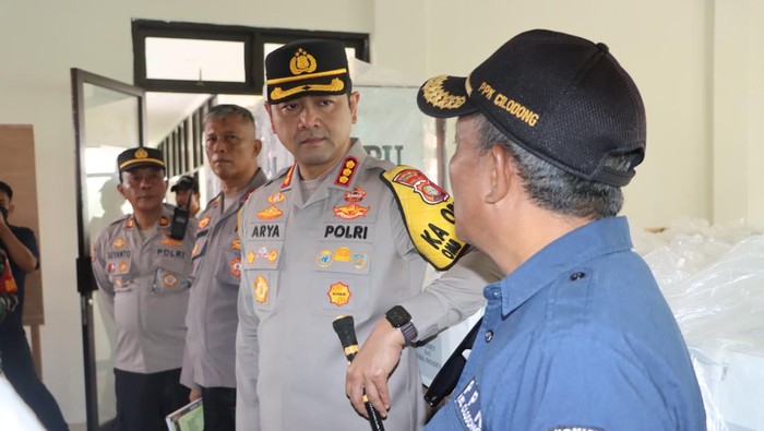 Kapolres Metro Depok Kombes Arya Perdana meninjau pengamanan rekapitulasi perolehan suara Pemilu 2024. Kapolres memantau pengamanan Panitia Pemilihan Kecamatan (PPK) Tapos dan Cilodong, Depok, Jawa Barat (Jabar), Sabtu (17/2/2024).