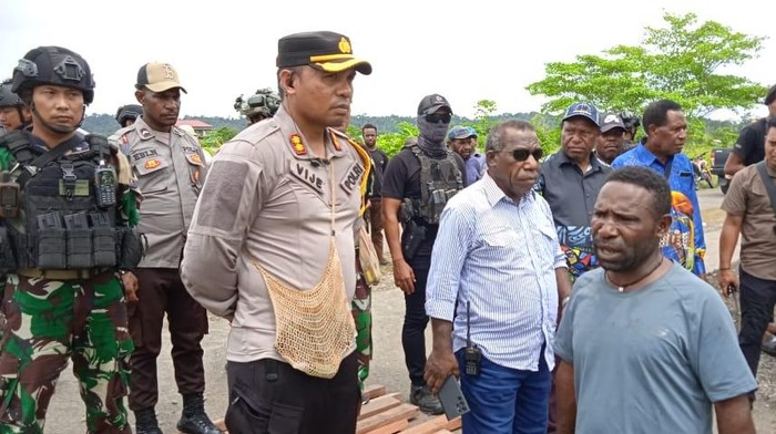 Kapolres Nduga AKBP Vinsensius Jimmy Parapaga saat mediasi kelompok warga yang bentrok.