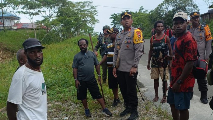 Kapolres Nduga AKBP Vinsensius Jimmy Parapaga saat melerai bentrokan.