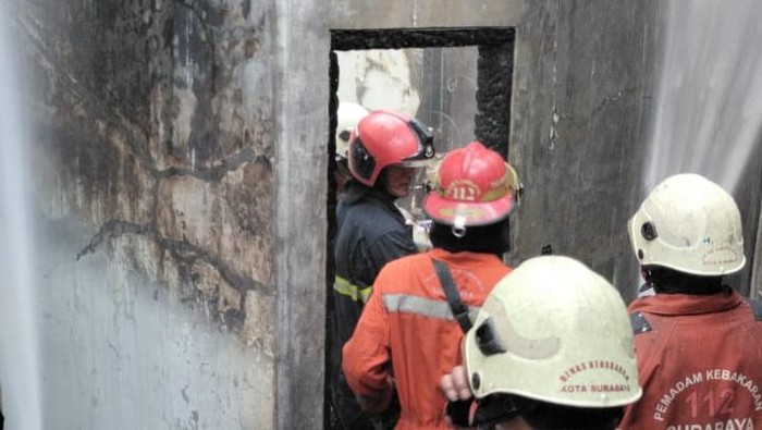 Kebakaran gudang pakaian di surabaya.