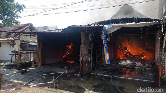 Kebakaran toko dan konveksi di Ponorogo.