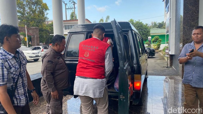 Kejari Deli Serdang menahan Kades Bagerpang dan Kaur Keuangan Desa Bagerpang terkait tindak pidana korupsi APBDes. (Dok Kejari Deli Serdang)