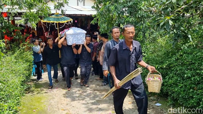 Jenazah Didik Wahyudi, Ketua KPPS TPS 7 Desa Salakan, Boyolali, saat diberangkatkan ke pemakaman Sabtu (17/2/2024).