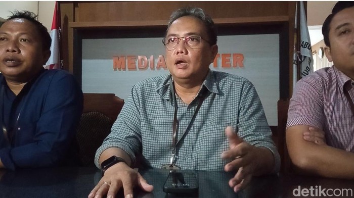 Ketua KPU Buleleng Komang Dudhi Udiyana di Sekretariat KPU Buleleng, Sabtu (17/2/2024). (Foto: Made Wijaya Kusuma/detikBali)