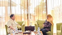 Pada kesempatan itu, Khofifah juga menyampaikan kepada Capres Prabowo untuk tidak melupakan masyarakat Jawa Timur yang mayoritas memilih beliau untuk meneruskan tongkat estafet kepemimpinan dari Presiden Joko Widodo.