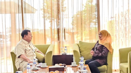 Khofifah bertemu Prabowo di Bandara Halim