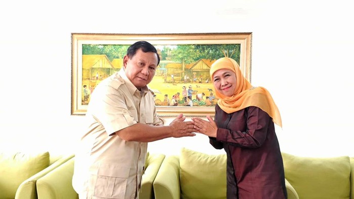 Khofifah bertemu Prabowo di Bandara Halim Khofifah bertemu Prabowo di Bandara Halim