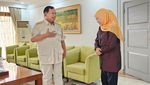 Momen Khofifah Bertemu Prabowo di Bandara Halim