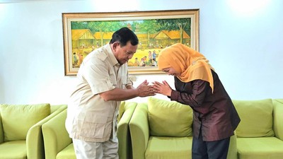 Momen Khofifah Bertemu Prabowo di Bandara Halim