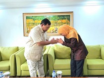 Momen Khofifah Bertemu Prabowo di Bandara Halim