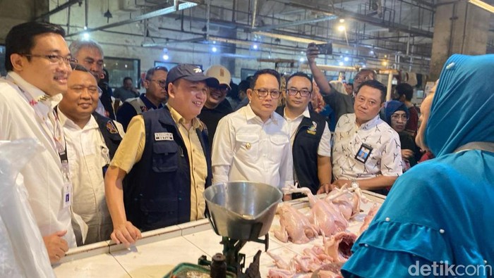 Komisi Pengawas Persaingan Usaha (KPPU) melakukan pengecekan harga dan stok bahan pokok di Pasar Tambahrejo, Surabaya.