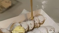 Tekstur poffertjes ini sangat fluffy, benar-benar mengingatkan dengan pancake. Taburan gula halusnya ini yang membuat rasanya terasa manis. Karena, adonan polosnya tak begitu manis. Foto: detikFood/Yenny Mustika Sari