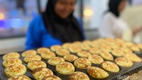 Selagi menunggu antrean, kami juga bisa melihat proses pembuatan poffertjes yang sederhana ini. Sajian poffertjes ini dijamin hangat, karena karyawan di sini tak berhenti memasaknya. Foto: detikFood/Yenny Mustika Sari