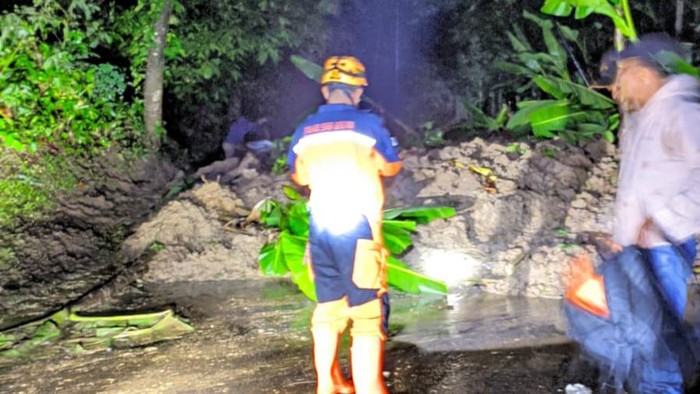 Longsor yang Memutus Jalan Penghubung Saguling-Rajamandala