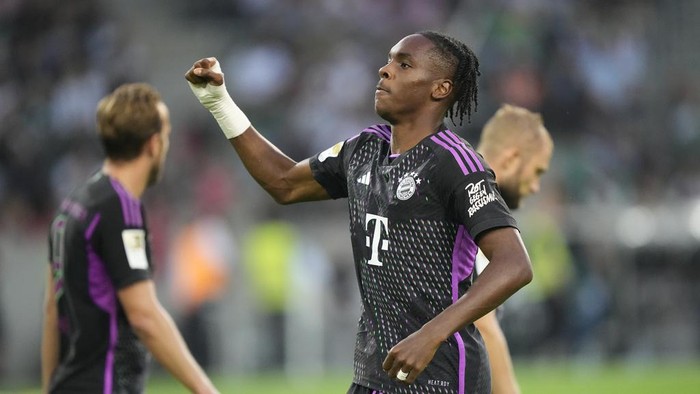 Bayerns Mathys Tel, centre, celebrates after scoring his sides second goal during the German Bundesliga soccer match between Borussia Moenchengladbach and Bayern Munich in Moenchengladbach, Germany, Saturday, Sept. 2, 2023. (AP Photo/Martin Meissner)