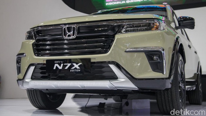 Melihat Lebih Dekat New Honda BR-V N7X Edition di IIMS 2024 Honda memboyong New BR-V N7X Edition di pameran otomotif Indonesia International Motor Show (IIMS) di JIExpo, Kemayoran, Jakarta. Honda BR-V hadir dengan desain yang semakin stylish.