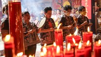 Sejumlah umat Tridharma memanjatkan doa dalam prosesi ritual upacara Pao Un di Klenteng Tay Kak Sie, Semarang, Jawa Tengah, Sabtu (17/2/2024). Upacara sembahyang Pao Un digelar oleh masyarakat keturunan etnis Tionghoa di Kota Semarang.