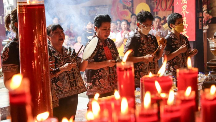 Sejumlah umat Tridharma memanjatkan doa dalam prosesi ritual upacara Pao Un di Klenteng Tay Kak Sie, Semarang, Jawa Tengah, Sabtu (17/2/2024). Upacara sembahyang Pao Un yang digelar masyarakat keturunan etnis Tionghoa di Kota Semarang itu sebagai tradisi di setiap awal tahun baru China, untuk berdoa agar dijauhkan dari malapetaka atau menolak bala sekaligus sebagai harapan agar mendapatkan berkah, keselamatan dan kebahagiaan serta kedamaian untuk bangsa dan negara. ANTARA FOTO/Makna Zaezar/Spt.