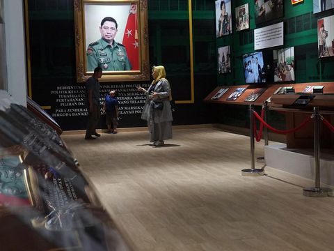 Pengunjung menikmati semarak tampilan grafis, foto hingga diorama yang mengisahkan perjalanan hidup dan karir militer Presiden ke-6 RI Susilo Bambang Yudhoyono di Museum dan Galeri SBY*ANI di Pacitan, Jawa Timur, Sabtu (17/2/2024). Museum dan Galeri SBY*ANI merupakan museum kepresidenan pertama di Asia, diresmikan pada 17 Agustus 2023. ANTARA FOTO/Destyan Sujarwoko/Spt.