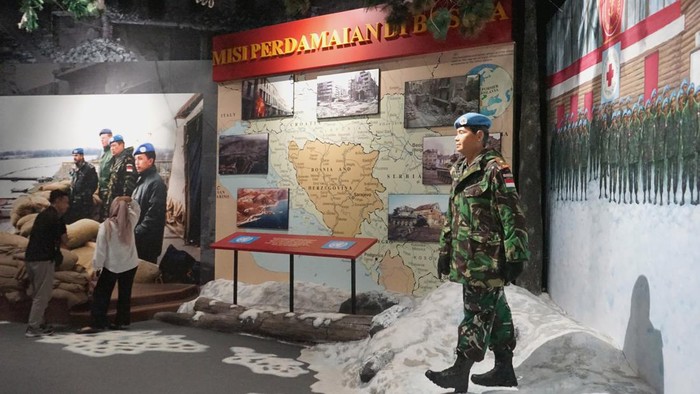 Pengunjung menikmati semarak tampilan grafis, foto hingga diorama yang mengisahkan perjalanan hidup dan karir militer Presiden ke-6 RI Susilo Bambang Yudhoyono di Museum dan Galeri SBY*ANI di Pacitan, Jawa Timur, Sabtu (17/2/2024). Museum dan Galeri SBY*ANI merupakan museum kepresidenan pertama di Asia, diresmikan pada 17 Agustus 2023. ANTARA FOTO/Destyan Sujarwoko/Spt.