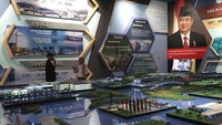 Pengunjung menikmati semarak tampilan grafis, foto hingga diorama yang mengisahkan perjalanan hidup dan karir militer Presiden ke-6 RI Susilo Bambang Yudhoyono di Museum dan Galeri SBY*ANI di Pacitan, Jawa Timur, Sabtu (17/2/2024).